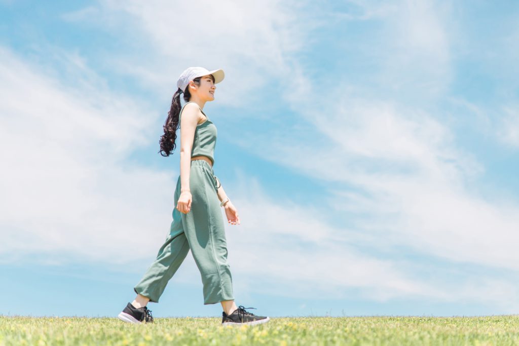 歩く女性