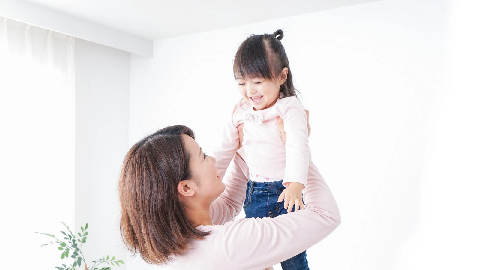 子供をだっこするママ