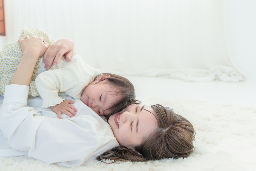 子供を抱きしめるママ