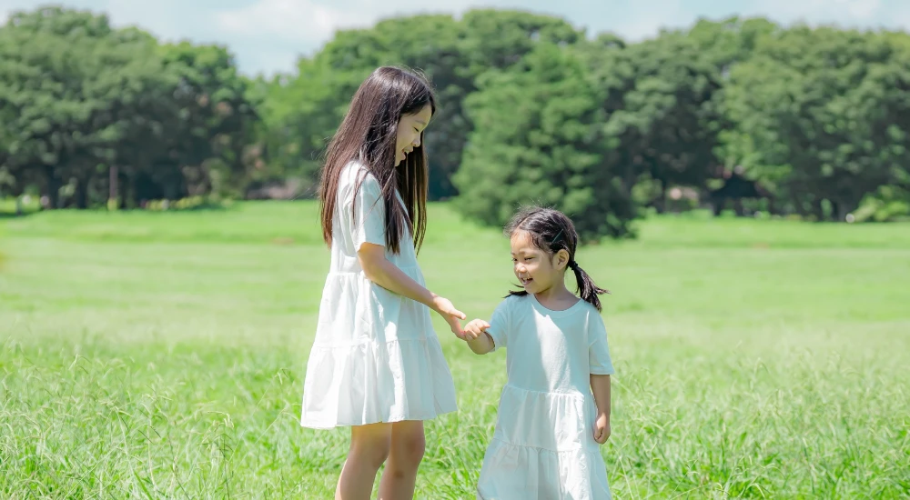 じゃんけんする姉妹