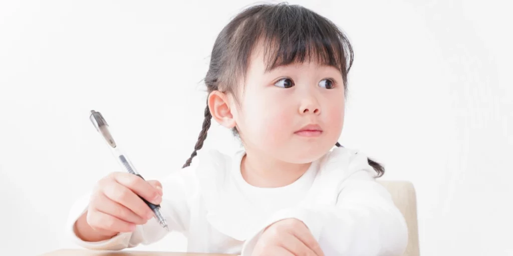 字を書く女の子